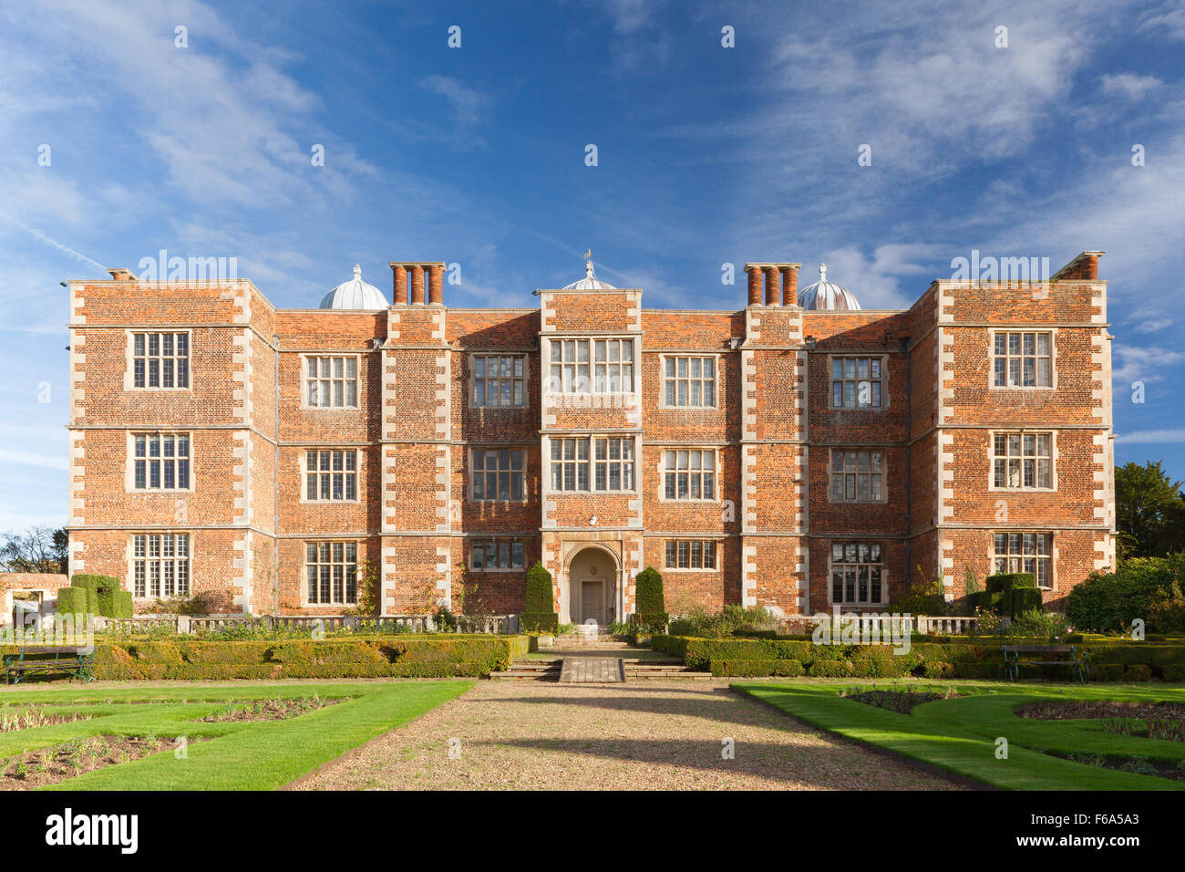 Il fronte ovest di Doddington Hall e giardini, Lincolnshire, Regno Unito. In autunno, novembre 2015. Foto Stock