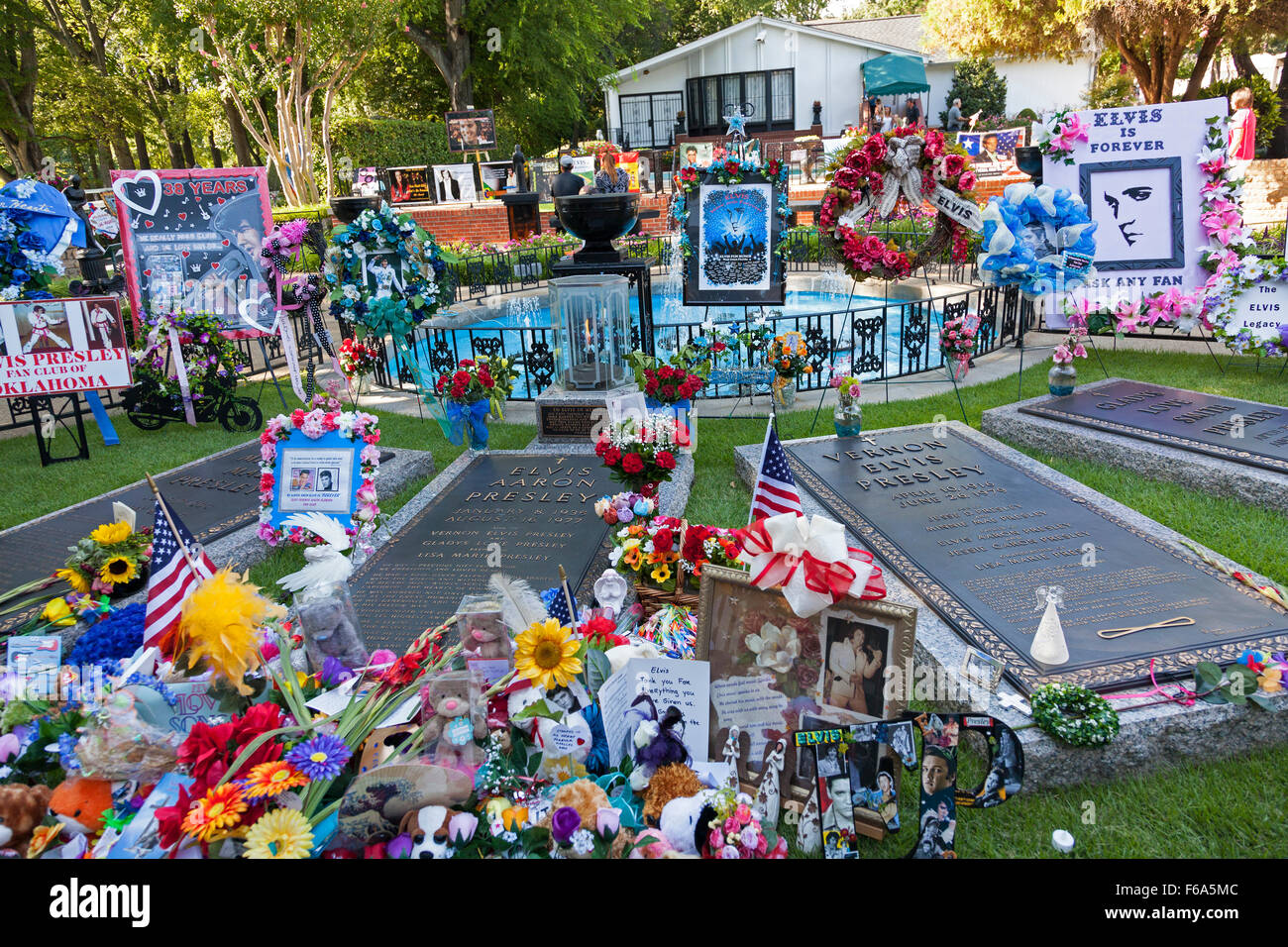 Omaggi floreali a Elvis Presley's lapide nel giardino per la Meditazione a Graceland, Memphis, Tennessee, Stati Uniti d'America Foto Stock