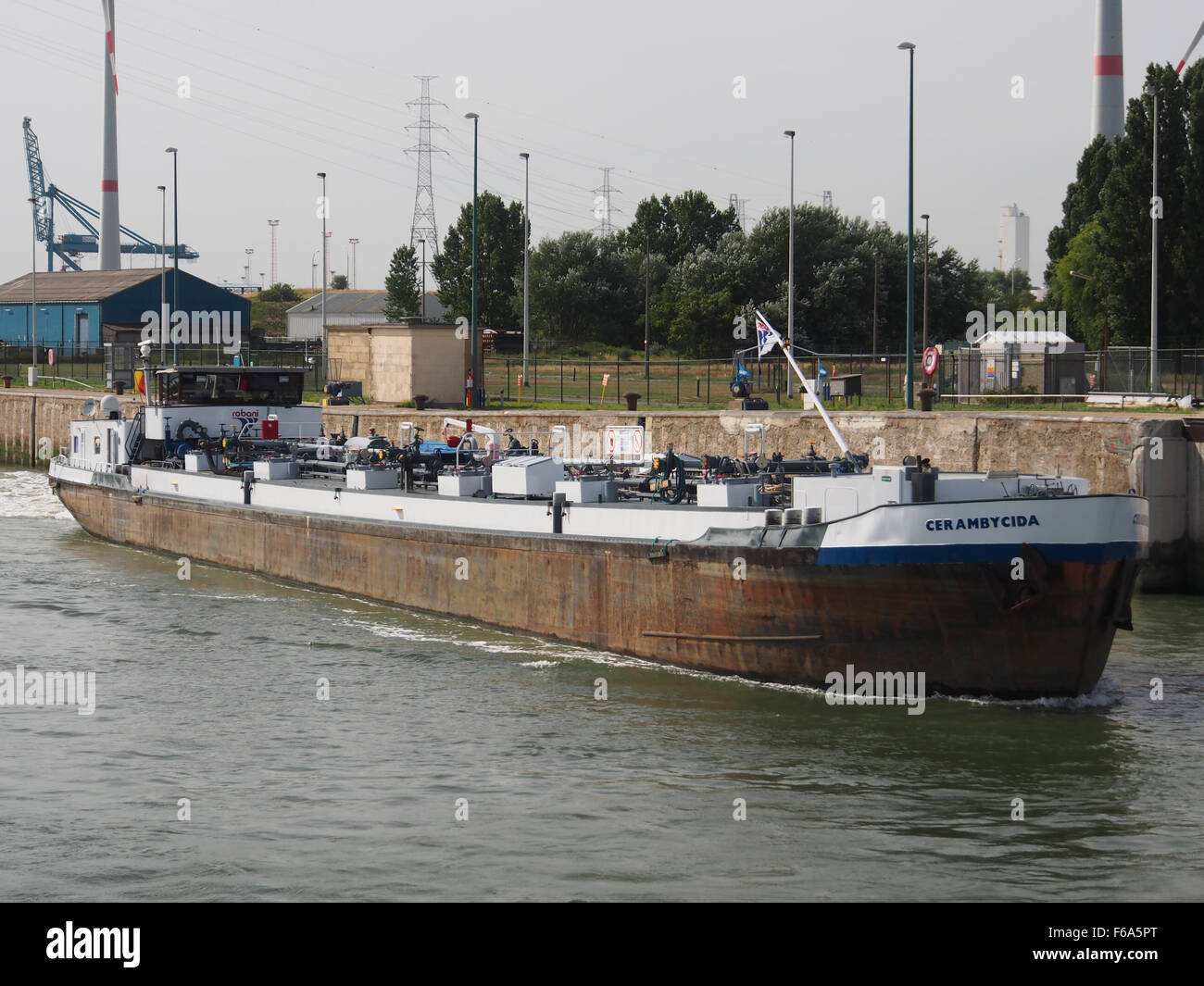 La Cerambycida, una nave registrata ENI 06002560, è attraccata a Zandvlietsluis nel porto di Anversa. È coinvolta nella logistica, nella movimentazione di merci generali, compresi container e carburante. Foto Stock