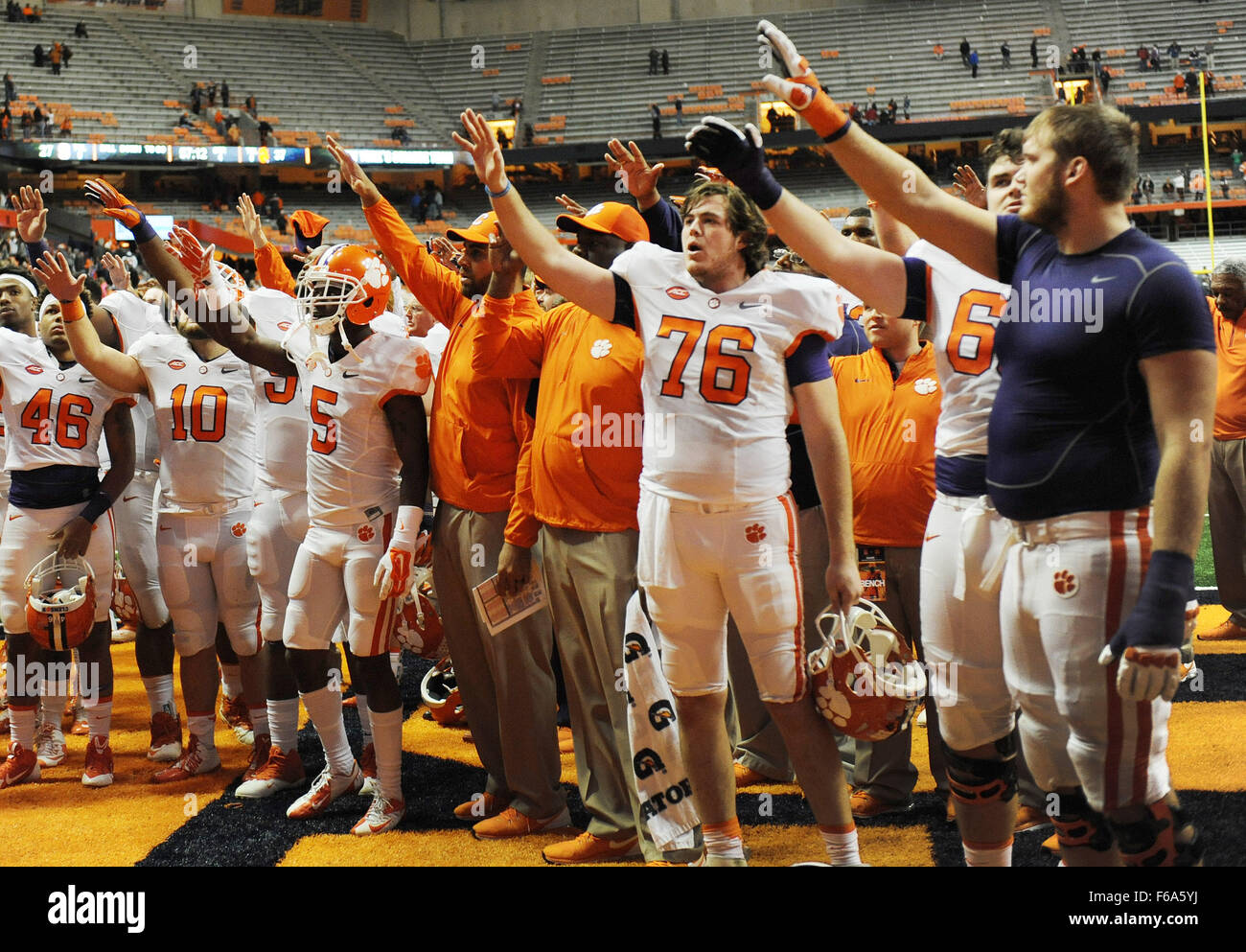 Syracuse, NY, STATI UNITI D'AMERICA. Xiv Nov, 2015. Clemson schierate per le loro scuole alma mater dopo Clemson sconfitto Siracusa 37-27 in un matchup ACC al Carrier Dome in Syracuse, New York. Foto di Alan Schwartz/Cal Sport Media/Alamy Live News Foto Stock