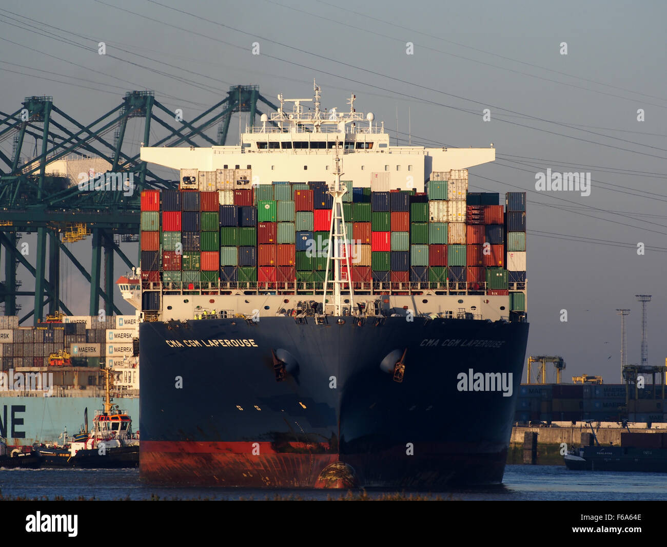 La CMA CGM Laperouse è una nave portacontainer ancorata al terminal Deurganckdok nel porto di Anversa, Belgio. La nave è coinvolta nella logistica e nel trasporto globale, nella movimentazione di container e di vari tipi di carico nel porto. Foto Stock