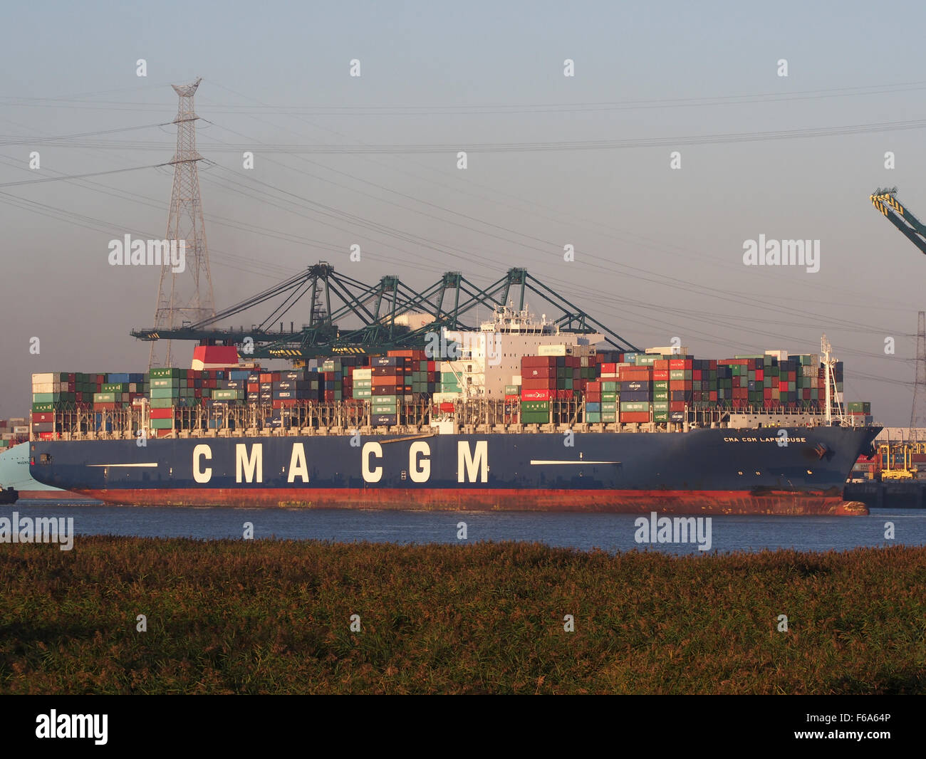CMA CGM Laperouse, una nave portacontainer del 2010, si trova a Deurganckdok, porto di Anversa, dimostrando attività commerciali e logistiche globali. Foto Stock