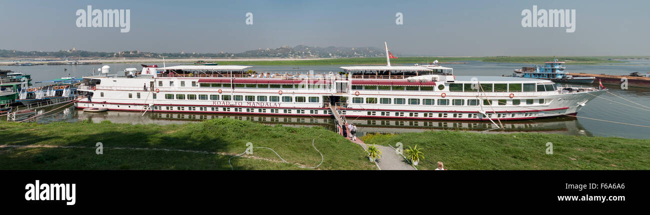 La 'Road to Mandalay', una lussuosa nave da crociera sul fiume Irrawaddy in Myanmar. Foto Stock