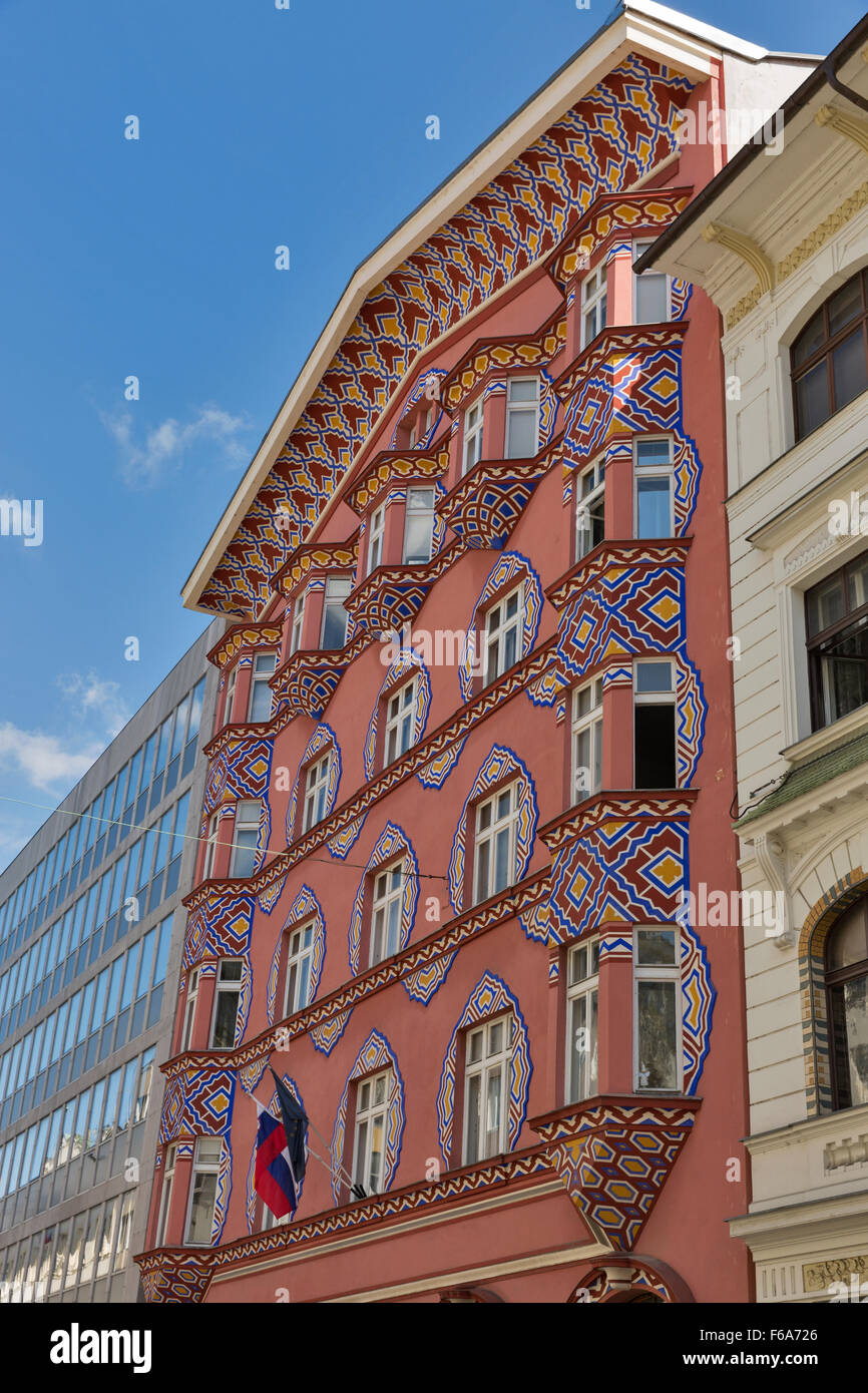 Moderno e architettura antica su Copova Street a Ljubljana, Slovenia. Facciata in Art Nouveau, della Banca Co-Operative. Foto Stock