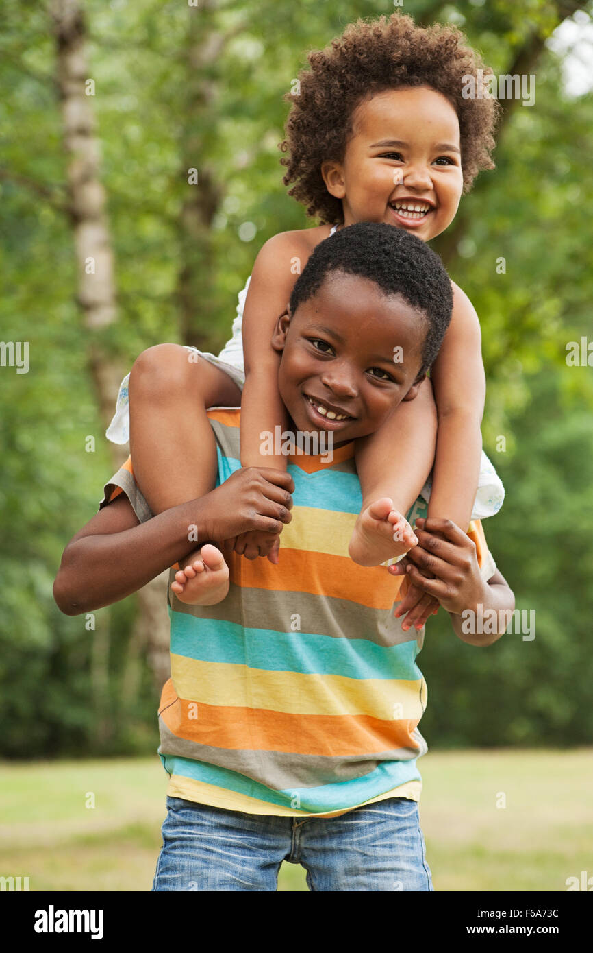 Africana di fratello e sorella e divertirsi nella natura Foto Stock