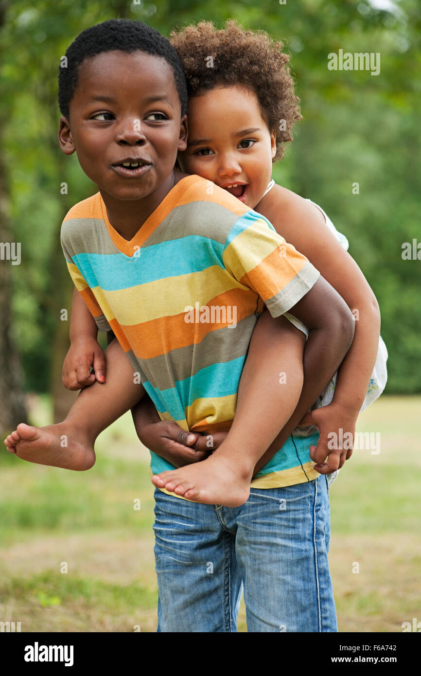 Africana di fratello e sorella e divertirsi nella natura Foto Stock