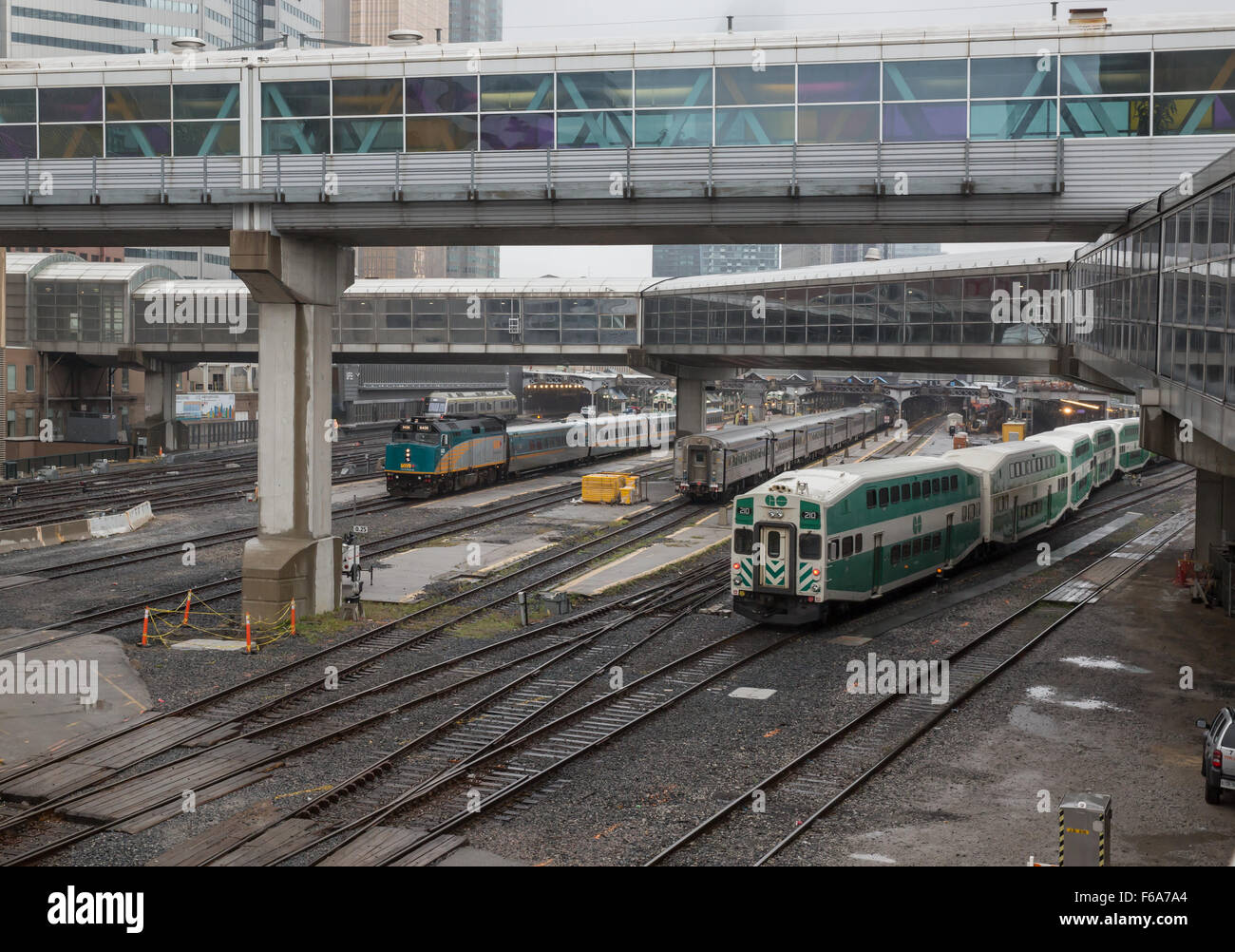 Toronto Union Station le vie con una via Rail locomotore e un Go Transit Train.. Foto Stock