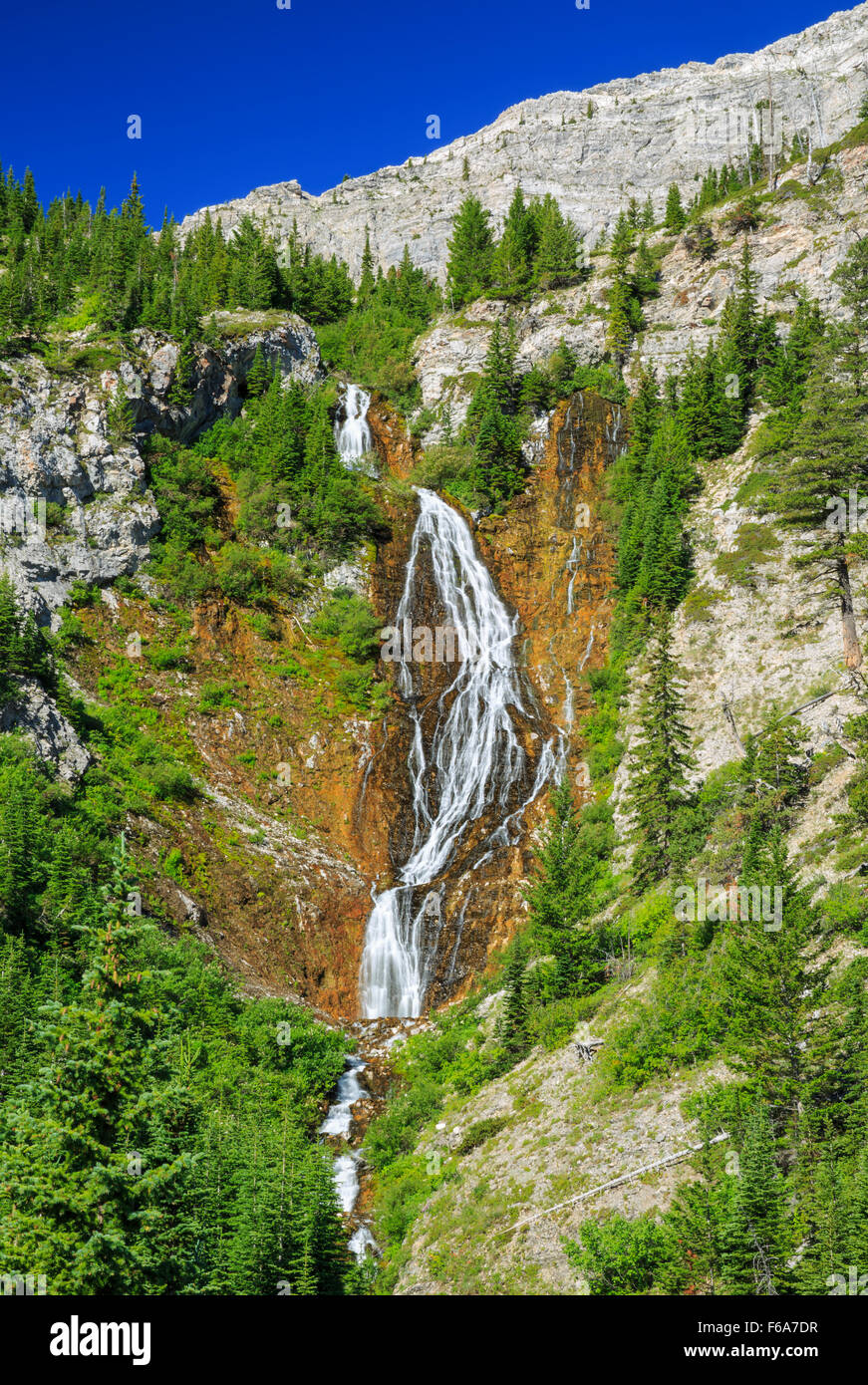 cascata nella forcella sud bacino del fiume teton lungo la montagna rocciosa fronte sul sentiero per il quartier generale passo torrente vicino a choteau, montana Foto Stock