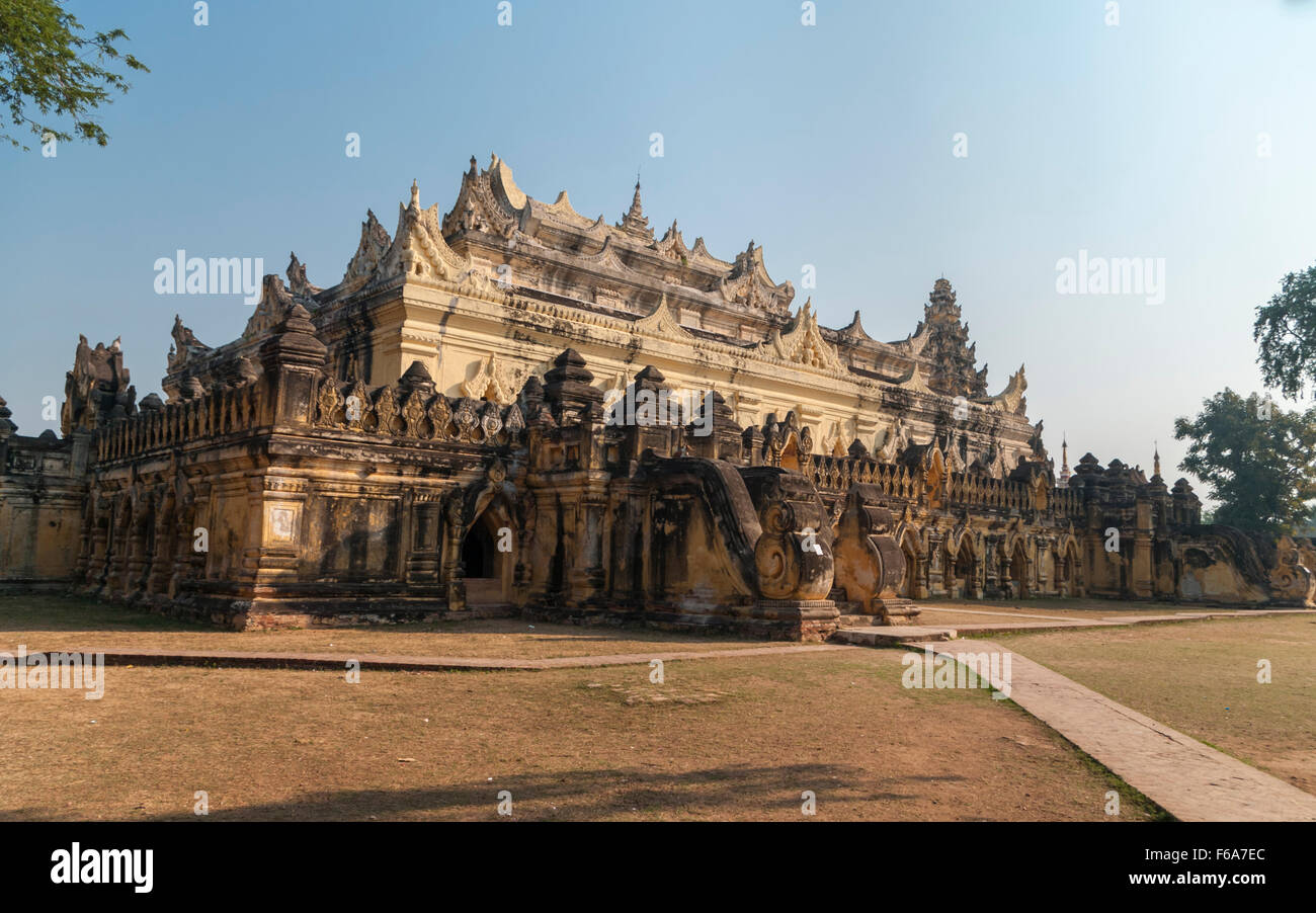 Maha Aungmye Bonzan monastero buddista in Inwa (AWA), Myanmar. La mattina presto shot. Foto Stock