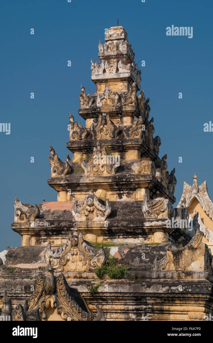 Dettaglio di uno stupa di Maha Aungmye Bonzan monastero buddista in Inwa (AWA), Myanmar. La mattina presto shot. Foto Stock