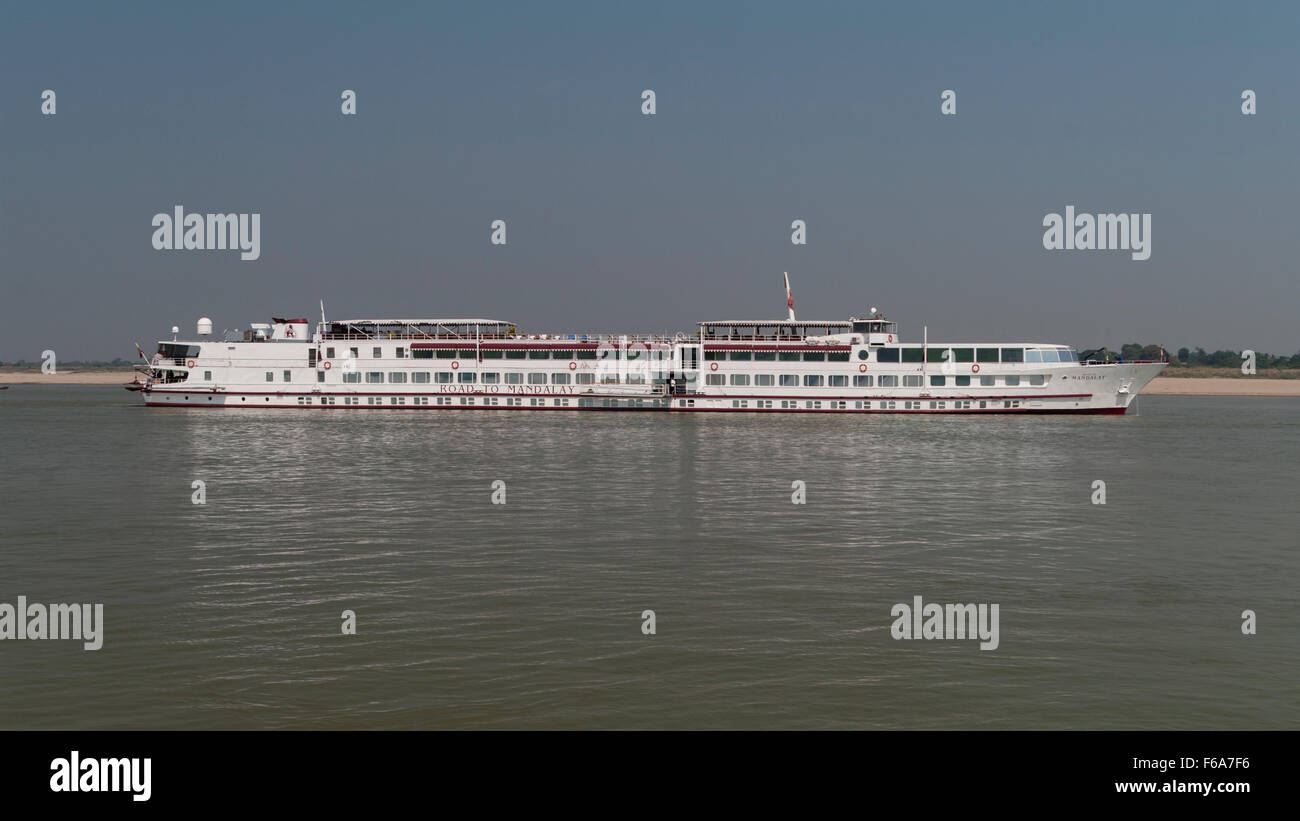 La 'Road to Mandalay', una lussuosa nave da crociera crociera sul fiume Irrawaddy in Myanmar, tra Bagan e Mandalay. Foto Stock