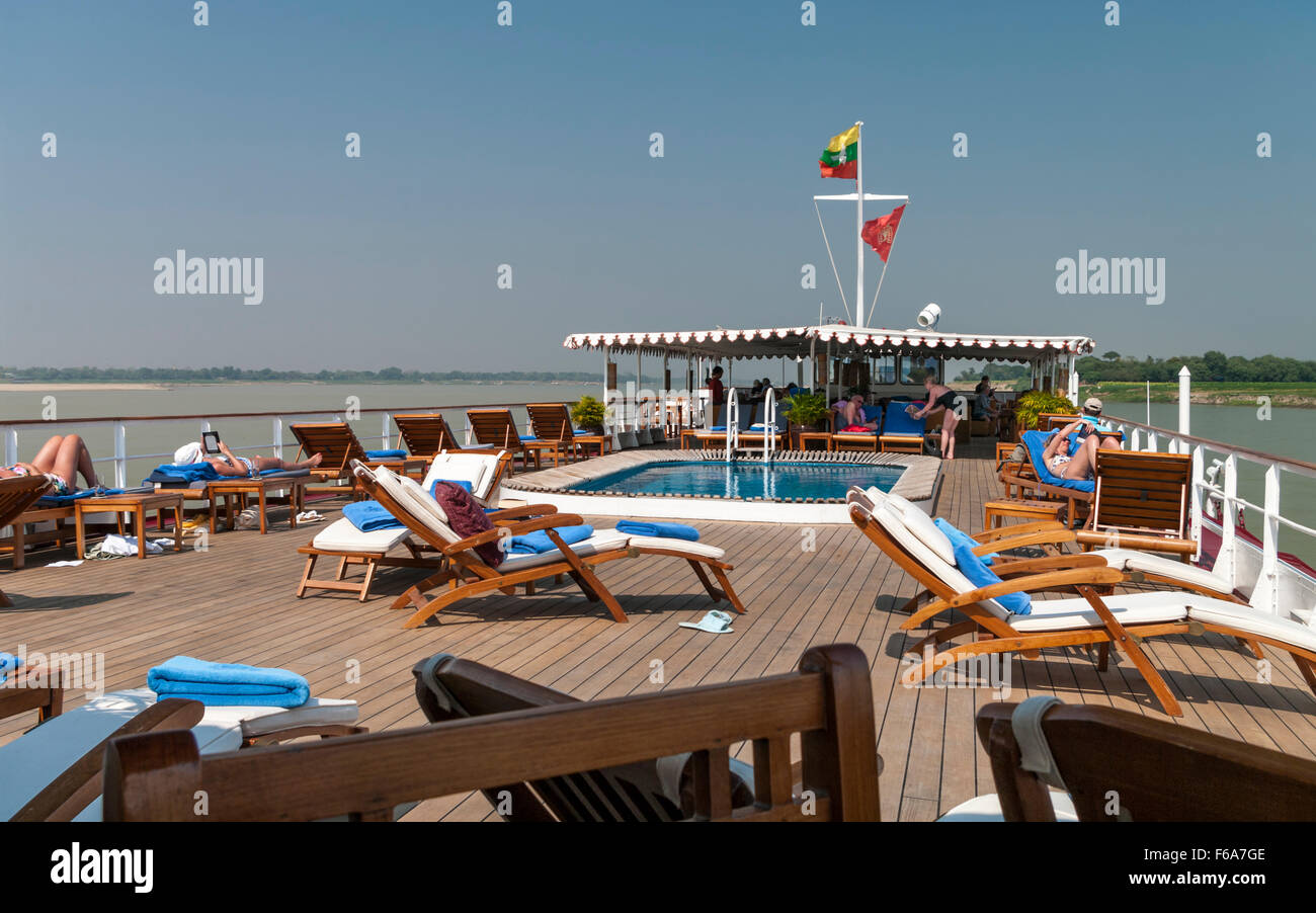 La piscina coperta del 'Road to Mandalay', una lussuosa nave da crociera sul fiume Irrawaddy in Myanmar. Foto Stock