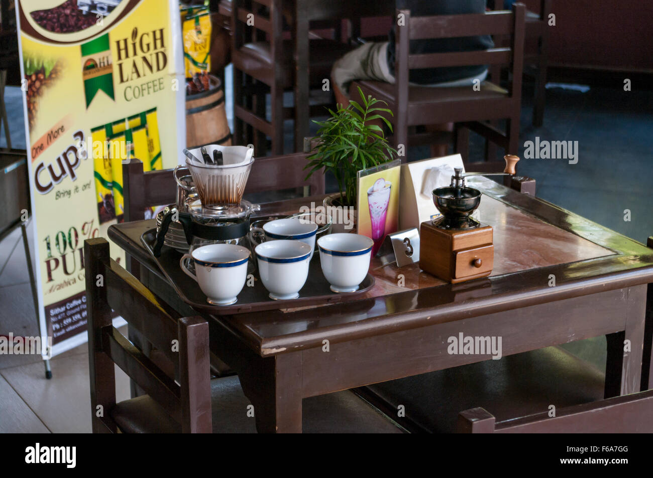 Set per la preparazione di caffè appena fatto in un caffè di Pyin Oo Lwin, Myanmar, consistente di tazze, un macinino da caffè e un filtro. Foto Stock
