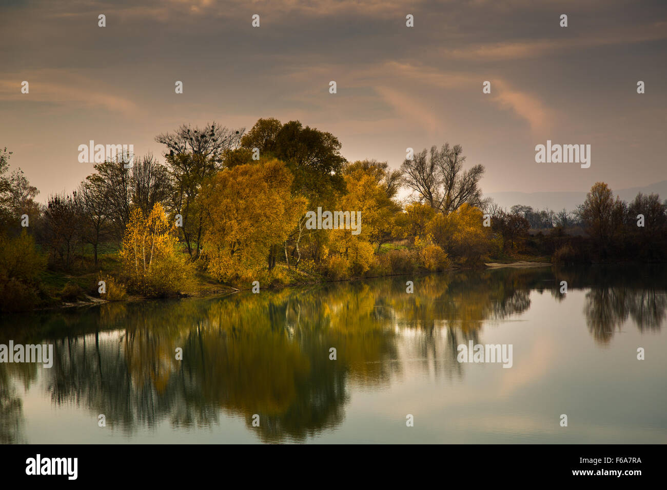 I magnifici colori dell'autunno con la pacifica il livello del lago Foto Stock