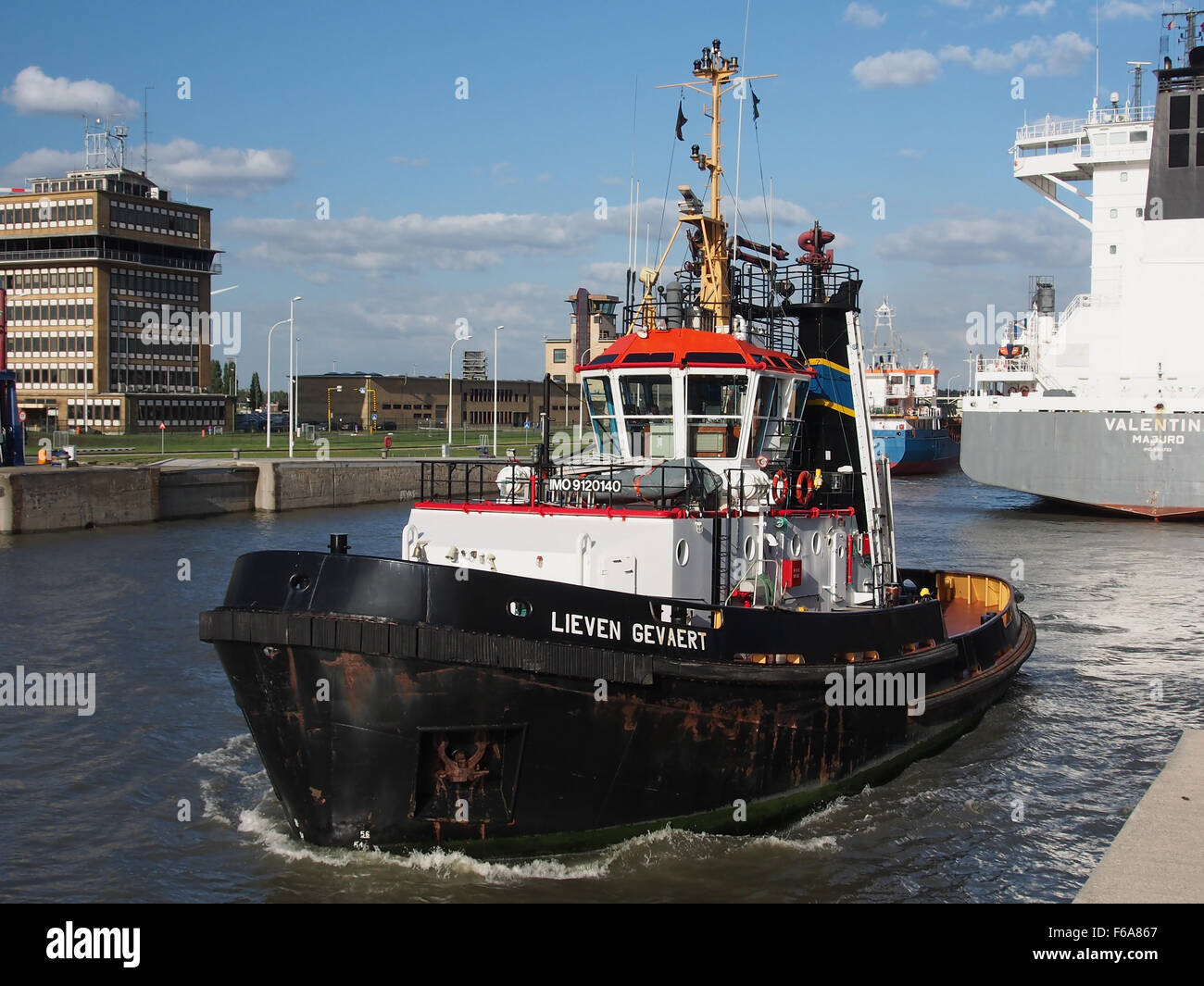 La Lieven Gevaert (IMO 9120140) è una nave portacontainer che opera sotto il segnale di chiamata ORKH nel porto di Anversa. La nave trasporta merci generiche, compresi prodotti chimici e carbone, e fa parte delle operazioni logistiche vitali nel porto belga. Foto Stock