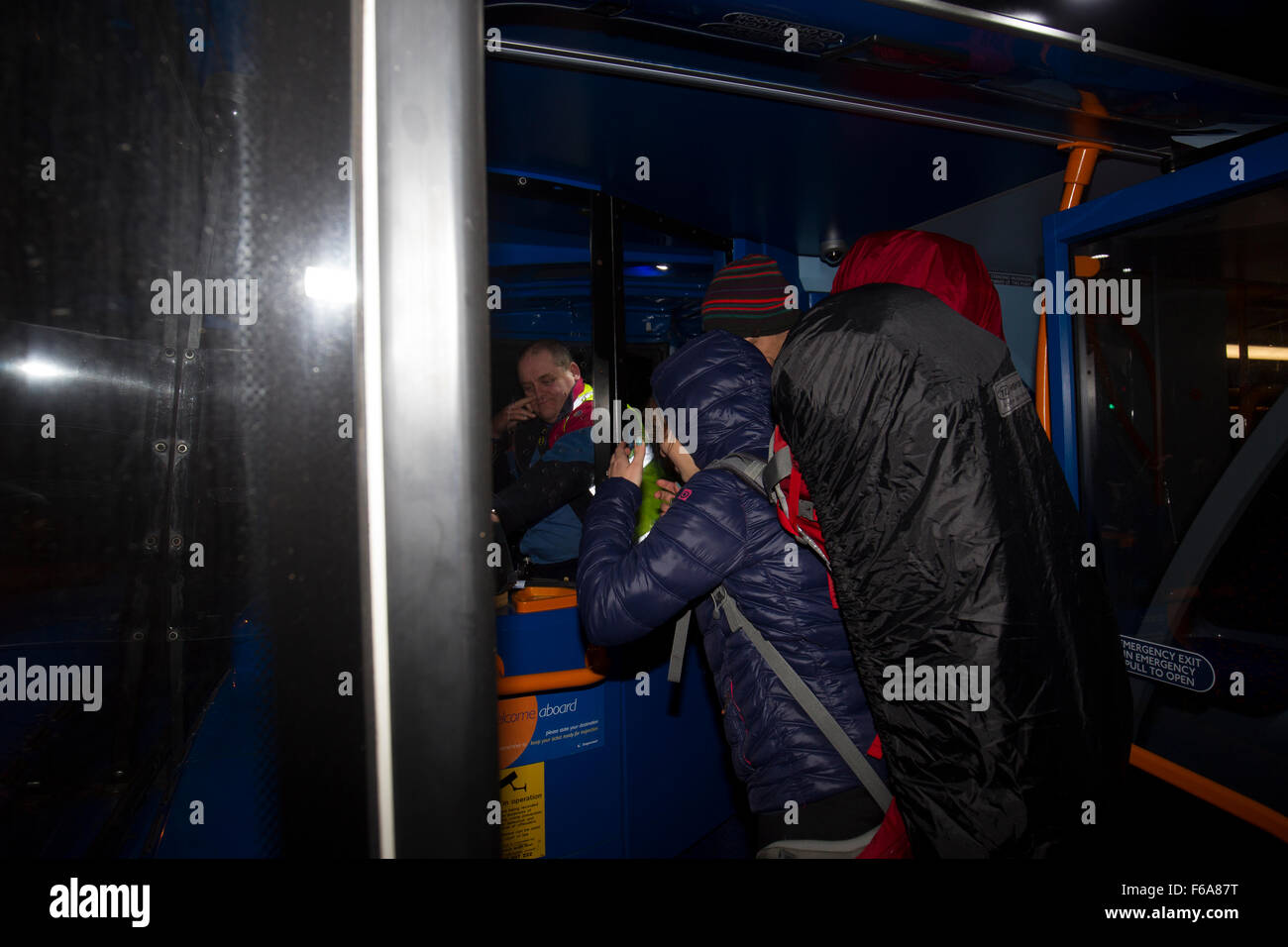 Lago di Windermere Cumbria XV novembre 2015 UK Meteo .2 turisti prendere l'ultimo autobus dopo una giornata sotto la pioggia Credito: Gordon Shoosmith/Alamy Live News Foto Stock