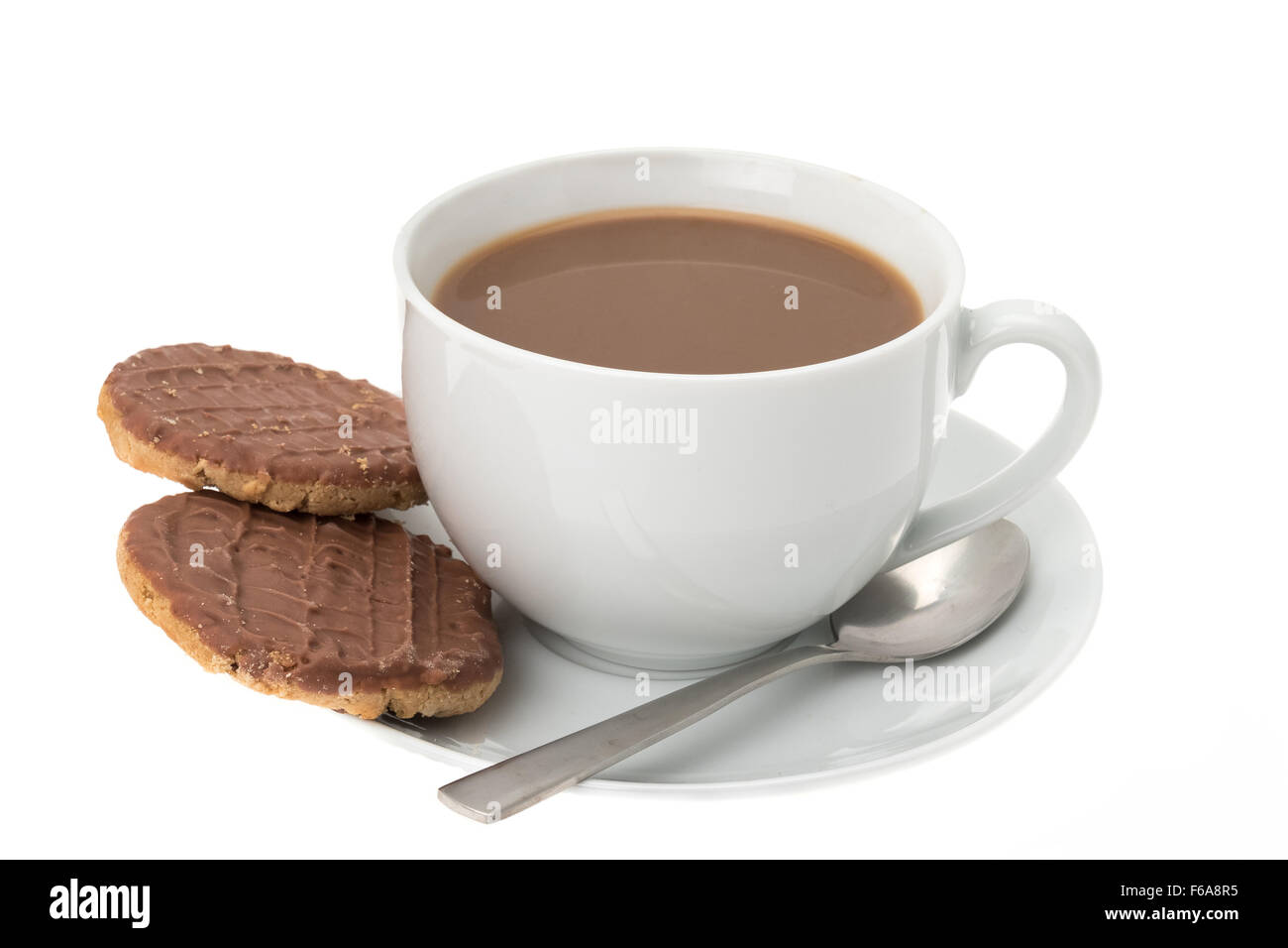 Una tazza di caffè con due biscotti al cioccolato biscotti - studio shot con uno sfondo bianco Foto Stock