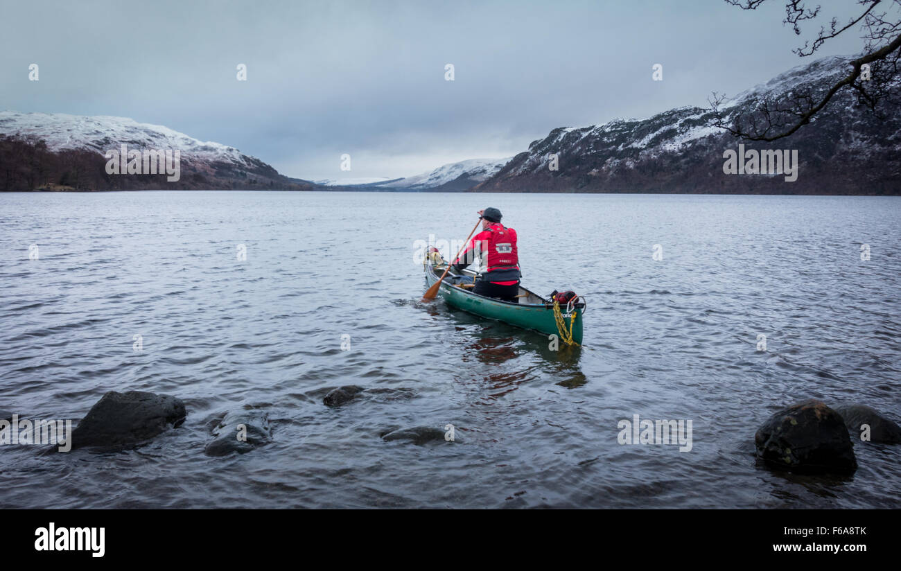 Una impostazione canoeist off per un'avventura a Ullswater Foto Stock