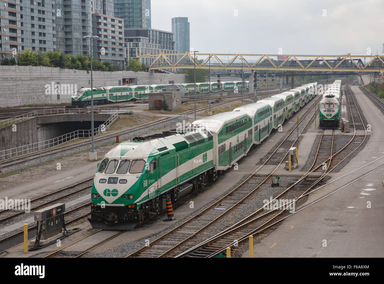 Go-Transit locomotive e vetture di " commuters " attendere in sciavero appena fuori la Stazione Union Station Toronto. Foto Stock