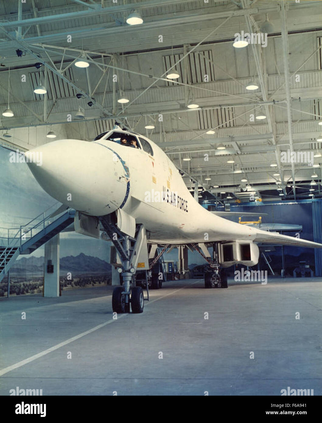 Il modello B-1A, un prototipo per il bombardiere B-1 sviluppato da Rockwell, è esposto durante il suo sviluppo negli anni '1970 Il B-1A è stato progettato come bombardiere strategico supersonico per la U.S. Air Force, con ali a raggio variabile per la flessibilità delle velocità di volo. Foto Stock