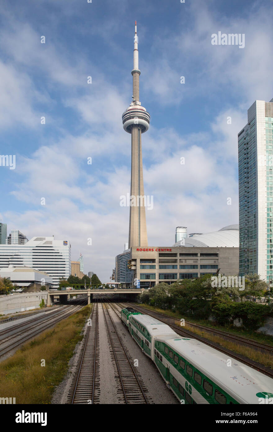 Un treno Go-Transit dirigendosi verso Toronto Union Station e la CN tower in background. Foto Stock