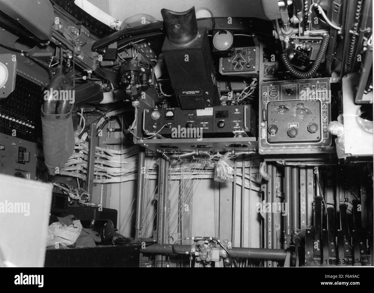 Vista interna della postazione di cannoni di coda del B-47 Stratojet, un bombardiere a reazione della Guerra fredda dell'aeronautica statunitense, che mostra il suo armamento difensivo e l'area dell'equipaggio. Foto Stock