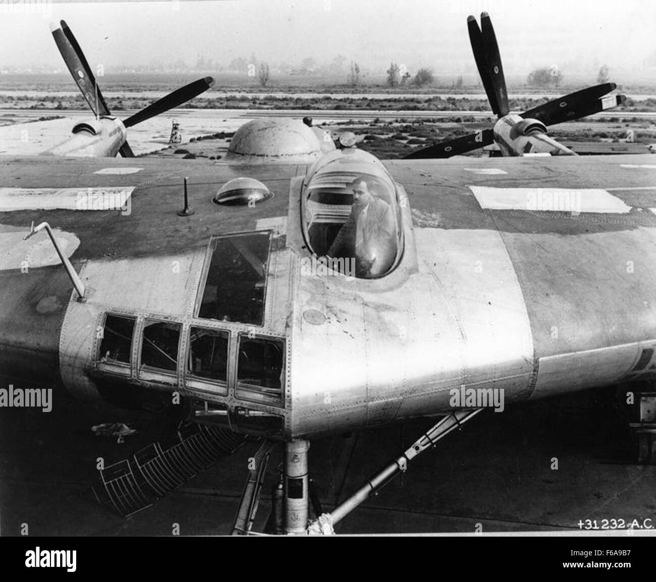XB-35 Nose Close Up, una dettagliata immagine ravvicinata della sezione nasale dell'XB-35, un bombardiere volante sperimentale sviluppato dalla Northrop durante gli anni '1940 Il design enfatizzava i principi aerodinamici innovativi, caratterizzati da una forma distintiva e da un'ampia apertura alare. Foto Stock XB-35 Nose Close Up, una dettagliata immagine ravvicinata della sezione nasale dell'XB-35, un bombardiere volante sperimentale sviluppato dalla Northrop durante gli anni '1940 Il design enfatizzava i principi aerodinamici innovativi, caratterizzati da una forma distintiva e da un'ampia apertura alare. Foto Stock