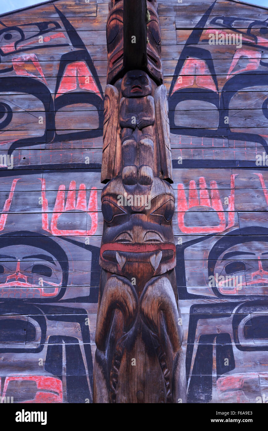 Il totem pole e case lunghe a Ksan Villaggio Storico e Museo, Hazelton, British Columbia Foto Stock