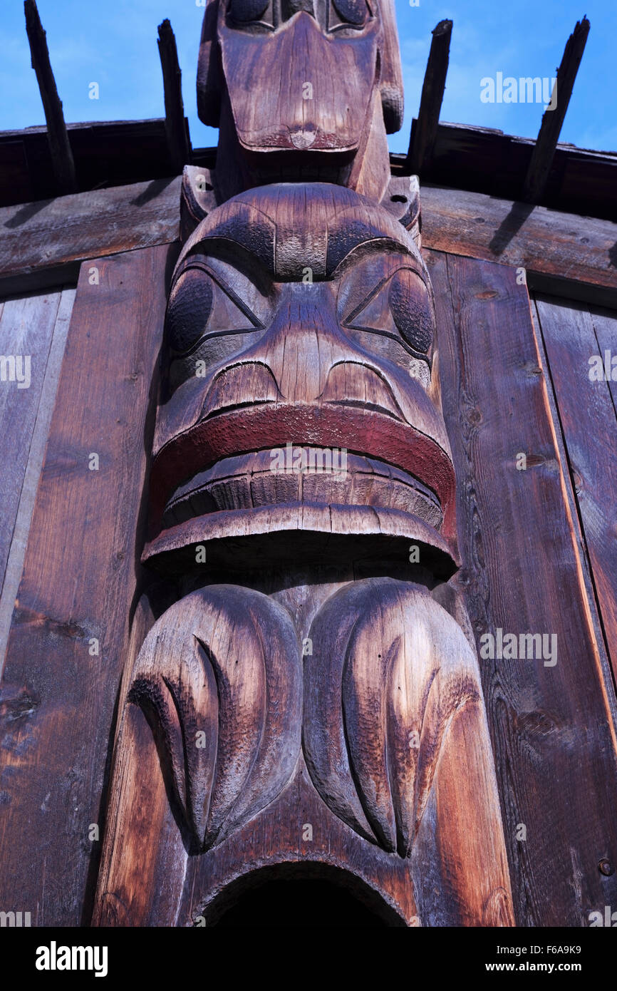 Chiusura del totem pole a Ksan Villaggio Storico e Museo, Hazelton, British Columbia Foto Stock