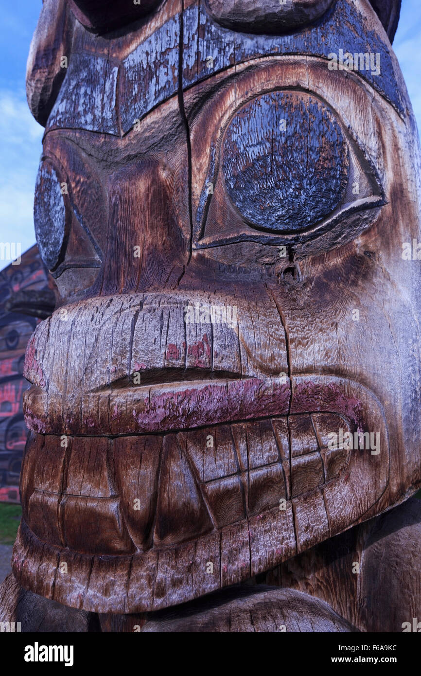 Chiusura del totem pole a Ksan Villaggio Storico e Museo, Hazelton, British Columbia Foto Stock