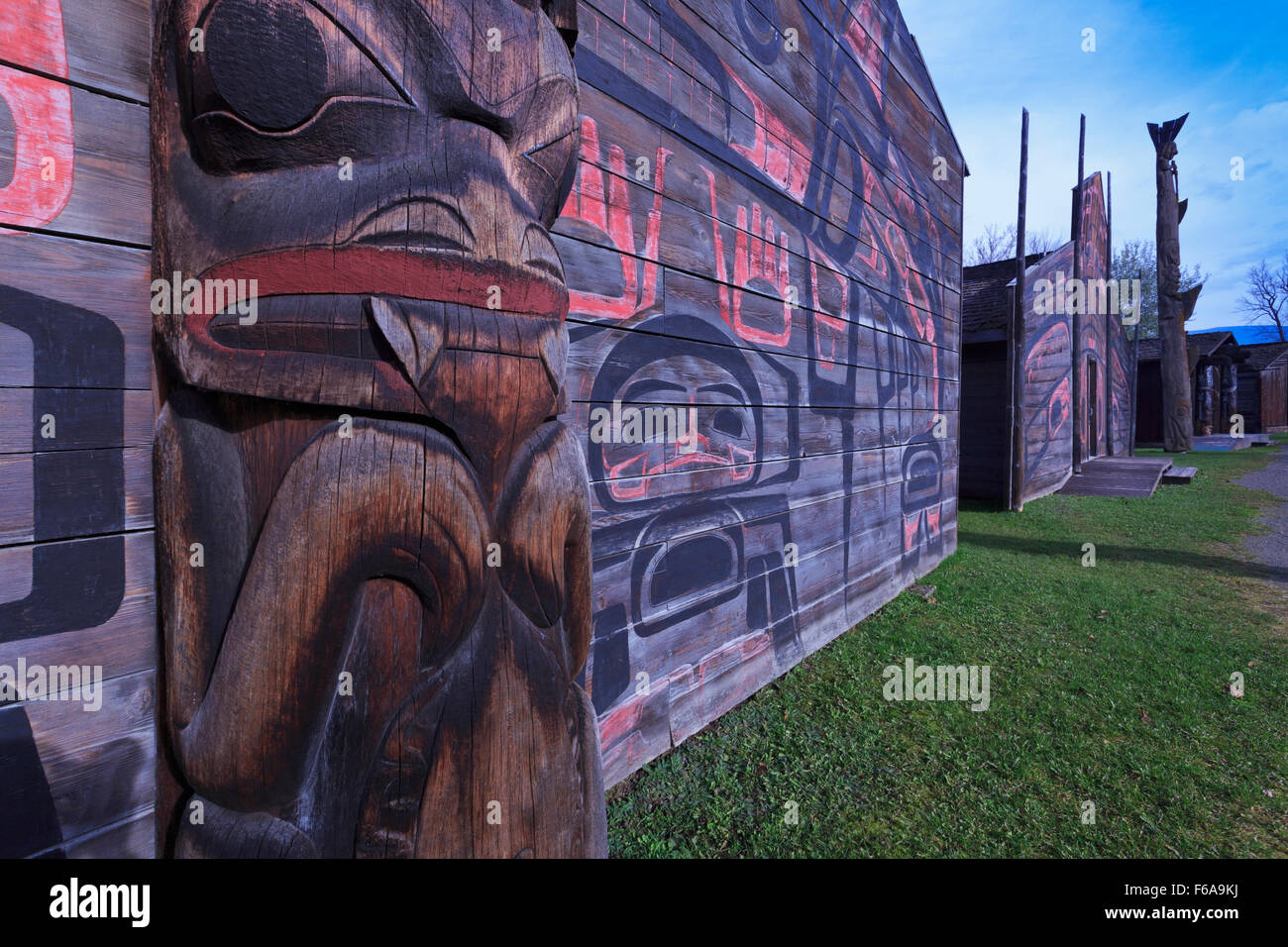 Il totem pole e case lunghe a Ksan Villaggio Storico e Museo, Hazelton, British Columbia Foto Stock