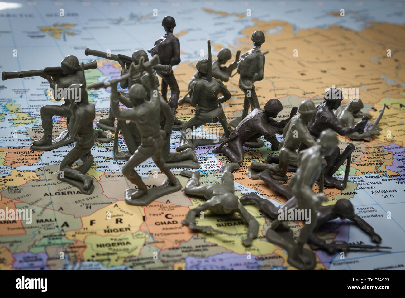 Concetto di immagine utilizzando una mappa wold e toy soldiers per rappresentare la protezione su Israele Foto Stock