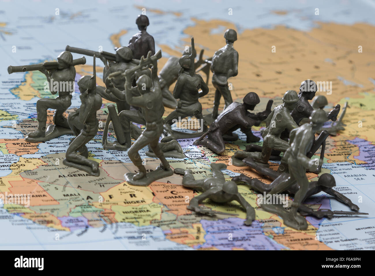 Concetto di immagine utilizzando una mappa wold e toy soldiers per rappresentare la protezione su Israele Foto Stock