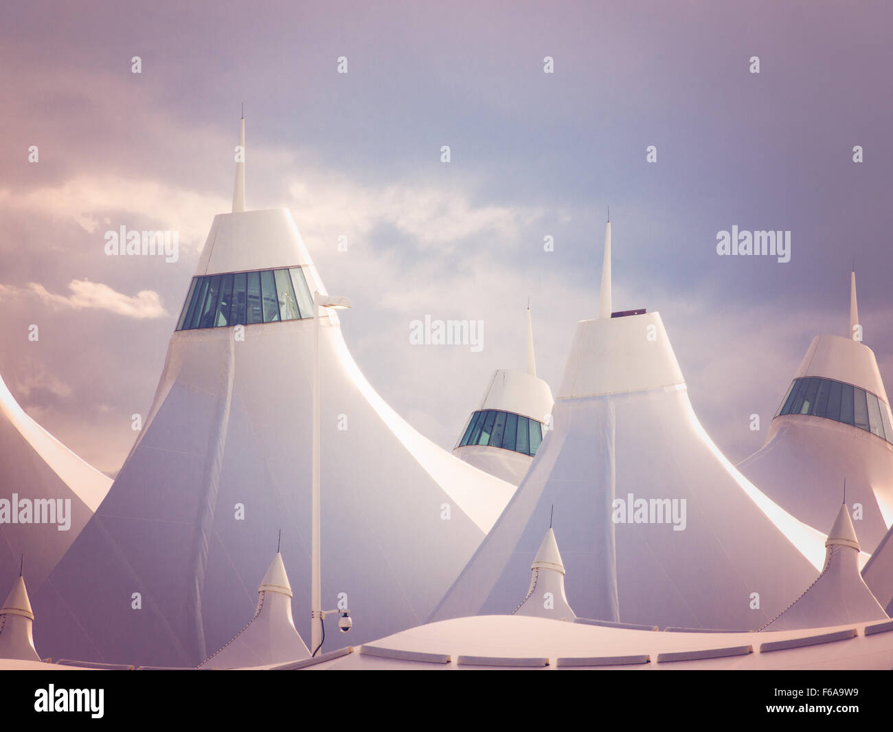 Aeroporto Internazionale di Denver ben noto per tetto a falde. Design del tetto è riflettere montagne innevate. Foto Stock