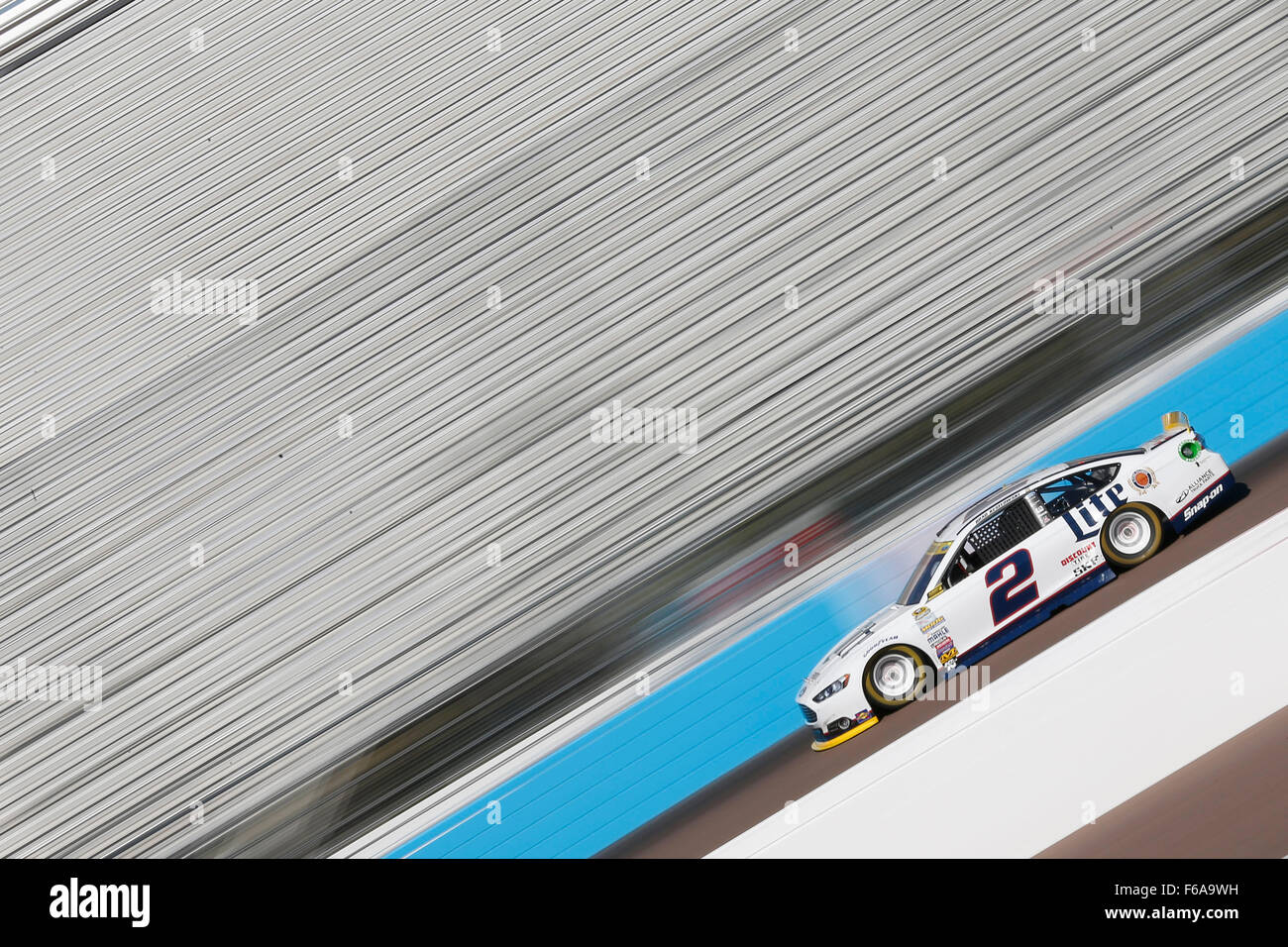 Avondale, AZ, Stati Uniti d'America. Xiii Nov, 2015. Avondale, AZ - Nov 13, 2015: Brad Keselowski (2) le pratiche di Quicken prestiti gara per gli eroi 500(k) al Phoenix International Raceway in Avondale, AZ. Credito: csm/Alamy Live News Foto Stock