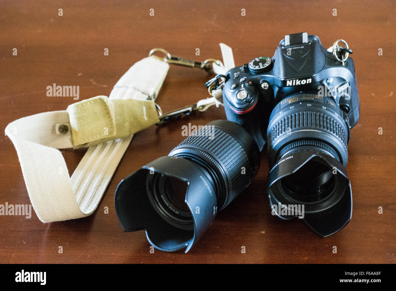 Fotocamera e lenti su un tavolo Foto Stock