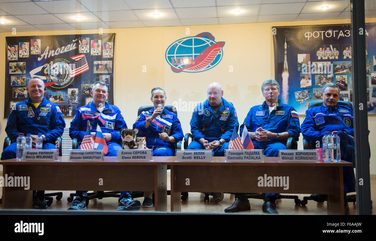 Expedition 41 primo equipaggio tecnico di volo Barry Wilmore della NASA, di estrema sinistra, Soyuz Commander Alexander Samokutyaev di l'agenzia Spaziale Federale Russa Roscosmos (), seconda a sinistra e tecnico di volo Elena Serova di Roscosmos, centro, sono visti con spedizione 41 backup di membri di equipaggio, Tecnico di volo Scott Kelly della NASA, la terza a destra, Comandante Soyuz Gennady Padalka di Roscosmos, seconda a destra e tecnico di volo Mikhail Kornienko di Roscosmos, destra, durante una conferenza stampa tenutasi presso il cosmonauta Hotel di Baikonur, Kazakistan Mercoledì, Settembre 24, 2014. Il primo equipaggio è impostato per avviare a t Foto Stock