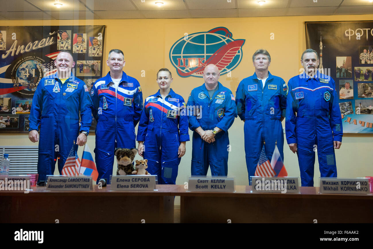 Expedition 41 primo equipaggio tecnico di volo Barry Wilmore della NASA, di estrema sinistra, Soyuz Commander Alexander Samokutyaev di l'agenzia Spaziale Federale Russa Roscosmos (), seconda a sinistra e tecnico di volo Elena Serova di Roscosmos, centro, sono visti con spedizione 41 backup di membri di equipaggio, Tecnico di volo Scott Kelly della NASA, la terza a destra, Comandante Soyuz Gennady Padalka di Roscosmos, seconda a destra e tecnico di volo Mikhail Kornienko di Roscosmos, destra, durante una conferenza stampa tenutasi presso il cosmonauta Hotel di Baikonur, Kazakistan Mercoledì, Settembre 24, 2014. Il primo equipaggio è impostato per avviare a t Foto Stock