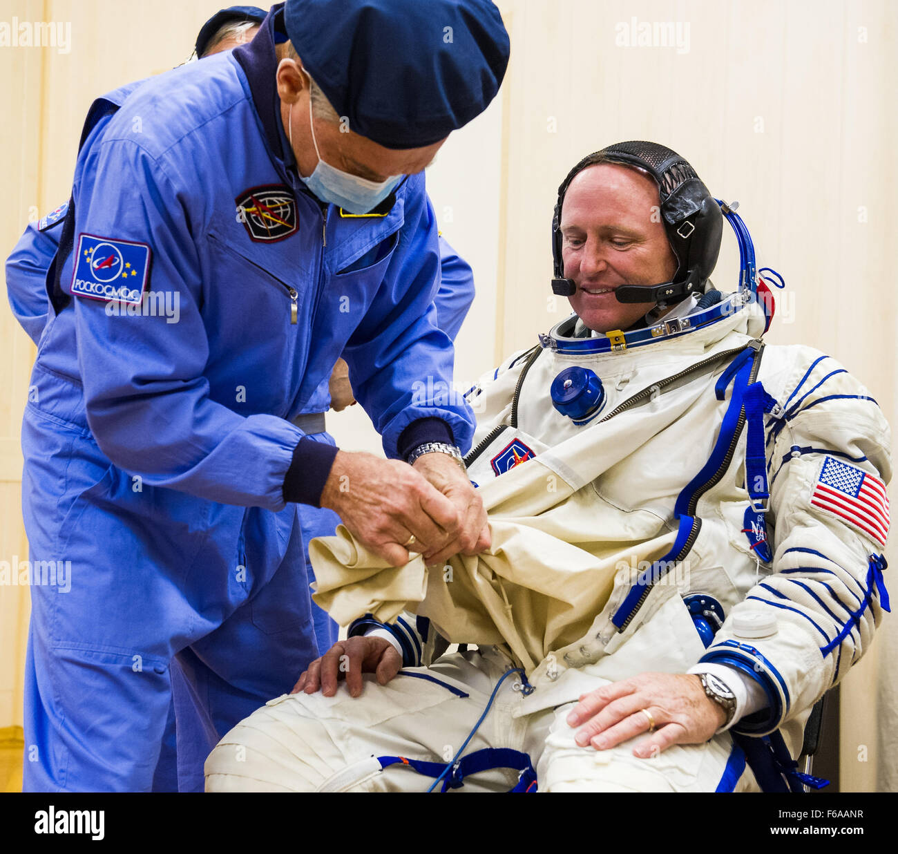 I membri dell'equipaggio della spedizione 41, tra cui l'ingegnere di volo della NASA Barry Wilmore, si preparano per il loro lancio Soyuz alla stazione spaziale Internazionale, prima della loro missione di cinque mesi e mezzo a bordo della ISS. Foto Stock I membri dell'equipaggio della spedizione 41, tra cui l'ingegnere di volo della NASA Barry Wilmore, si preparano per il loro lancio Soyuz alla stazione spaziale Internazionale, prima della loro missione di cinque mesi e mezzo a bordo della ISS. Foto Stock