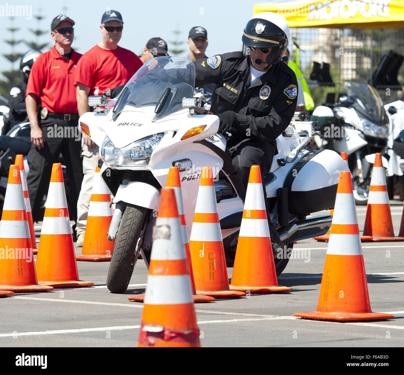 Huntington Beach, California, Stati Uniti d'America. Decimo Sep, 2014. Huntington Beach Motor Officer Van Meter esegue il Top Gun Pattern su mercoledì pomeriggio. --- La Contea di Orange traffico associazione ufficiali hanno tenuto la loro annuale motore 2014 Rodeo a Huntington Beach State Park in Huntington Beach Mercoledì 10 Settembre, 2014. L'evento di un giorno intero in primo piano il motociclo talenti di oltre un centinaio di motore a funzionari di polizia in tutta la California del Sud compresa la California Highway Patrol, la Los Angeles il dipartimento di polizia e l'Orange County Sheriff's Department insieme a Huntington Beach e la Costa Foto Stock
