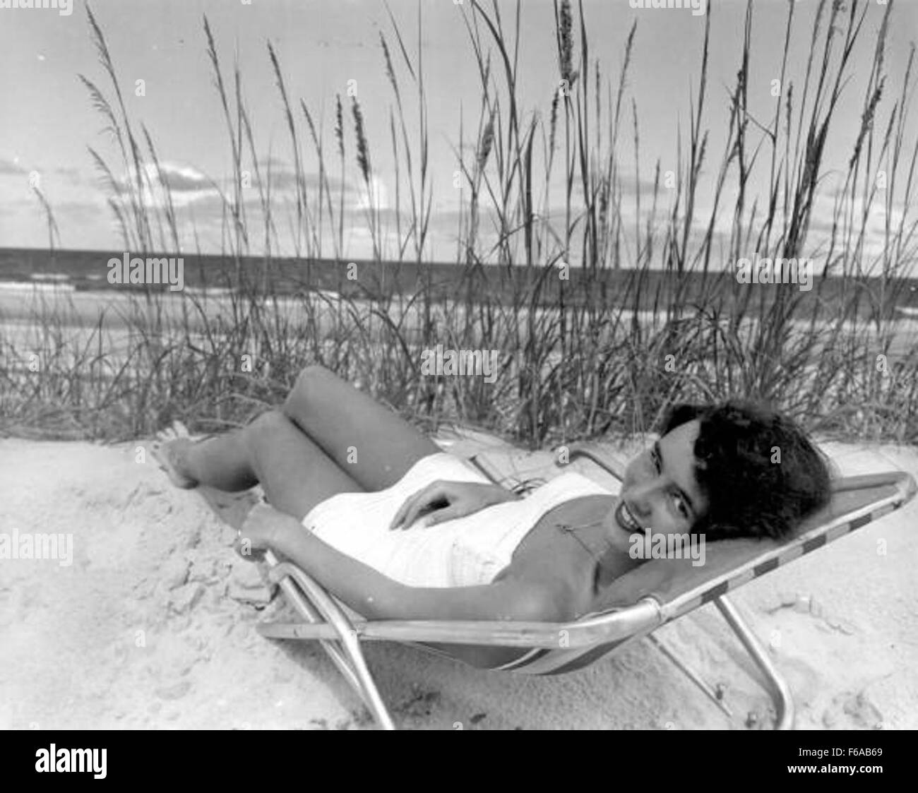 Latrell Davis si gode un momento a Fernandina Beach, Florida. L'immagine mostra la bellezza della spiaggia e il divertimento delle attività ricreative costiere, una destinazione popolare sia per la gente del posto che per i turisti. Foto Stock