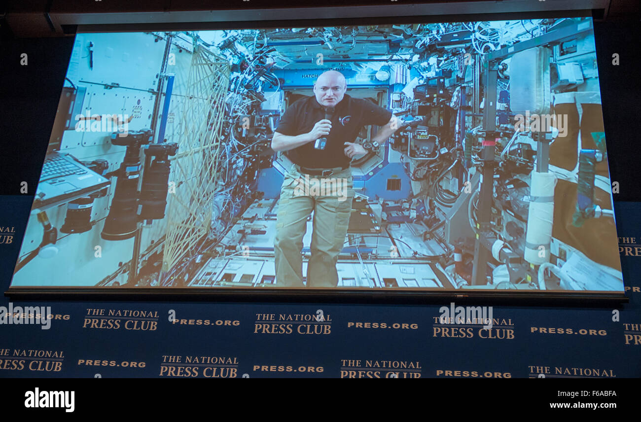 Astronauta Scott Kelly colloqui da vivere a bordo della Stazione Spaziale Internazionale durante una discussione con l'Astronauta Terry Virts e Kelly fratello gemello astronauta pensionato Mark Kelly, lunedì 7 settembre 14, 2015 presso il National Press Club a Washington. La discussione è un giorno prima di Scott Kelly raggiunge a metà strada attraverso il suo un anno nello spazio. Photo credit: (NASA/Bill Ingalls) Foto Stock