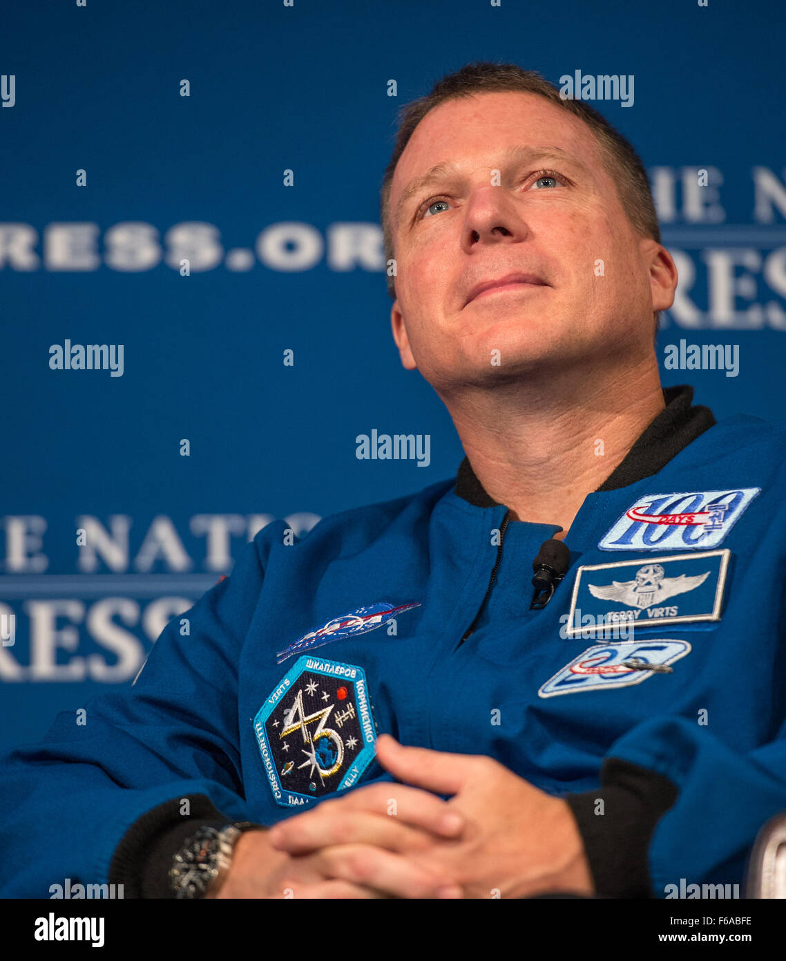 Astronauta Terry Virts è visto durante una discussione con astronauta pensionato Mark Kelly e Kelly's twin fastidio, Scott Kelly che è attualmente a bordo della Stazione Spaziale Internazionale, lunedì 7 settembre 14, 2015 presso il National Press Club a Washington. La discussione è un giorno prima di Scott Kelly raggiunge a metà strada attraverso il suo un anno nello spazio. Photo credit: (NASA/Bill Ingalls) Foto Stock