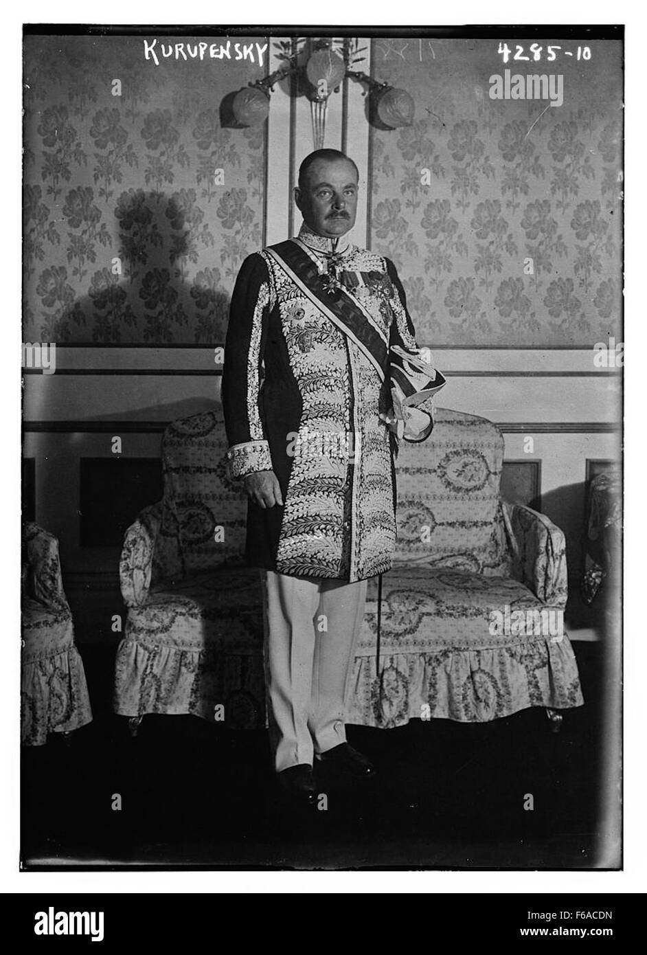 L'ambasciatore Kurupensky è una figura notevole, riconosciuta per i suoi contributi diplomatici. Come ambasciatore, il suo ruolo ha coinvolto le relazioni internazionali, rappresentando il suo paese in nazioni straniere. Questa immagine cattura un momento significativo durante la sua carriera diplomatica. Foto Stock