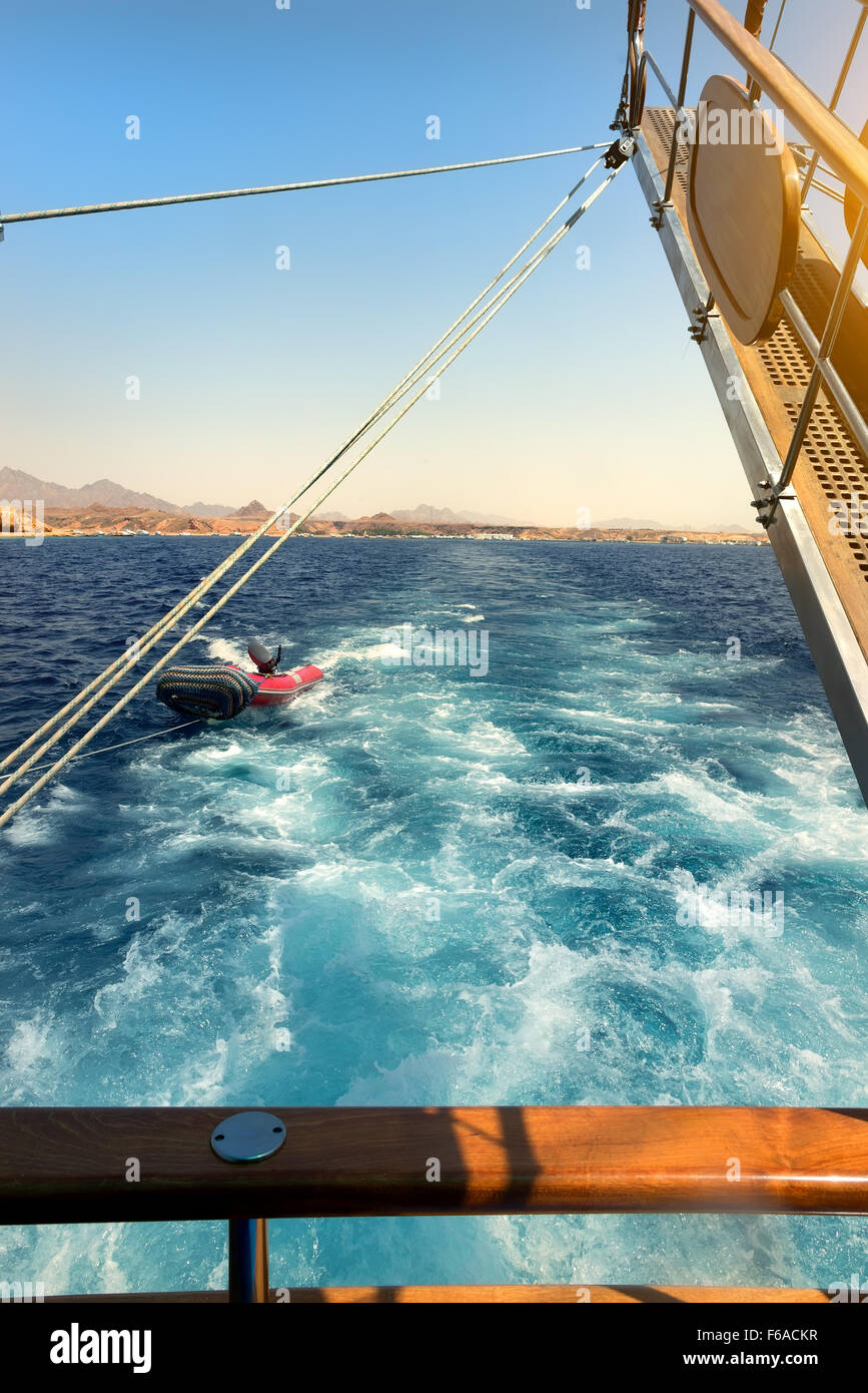 Imbarcazione a vela in legno gomma di matasse di barca in mare Foto Stock