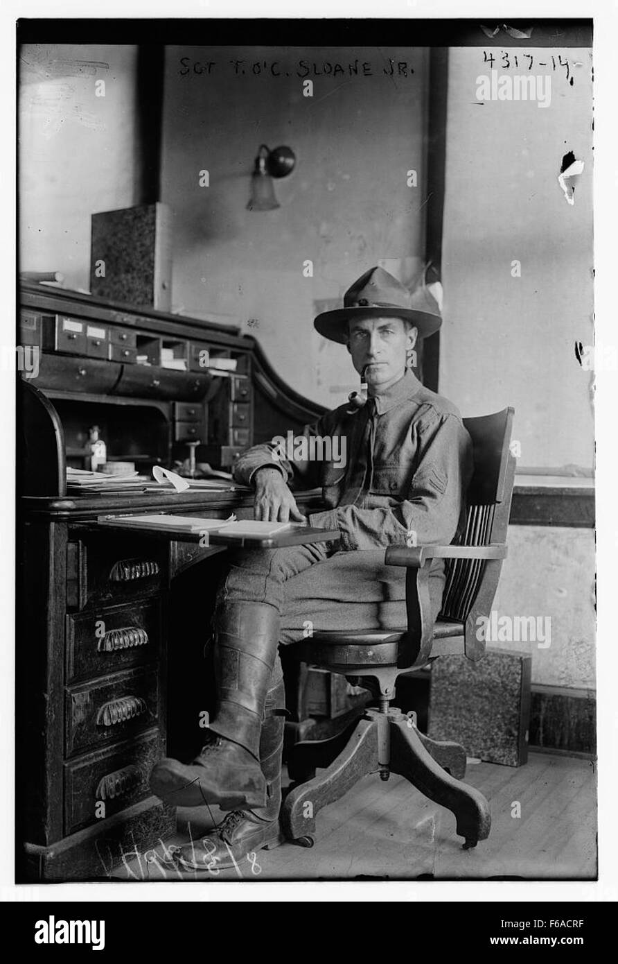 Fotografia del sergente T. o'C. Sloane Jr., un Marine degli Stati Uniti, che mette in evidenza il suo abbigliamento militare e il suo comportamento. Foto Stock