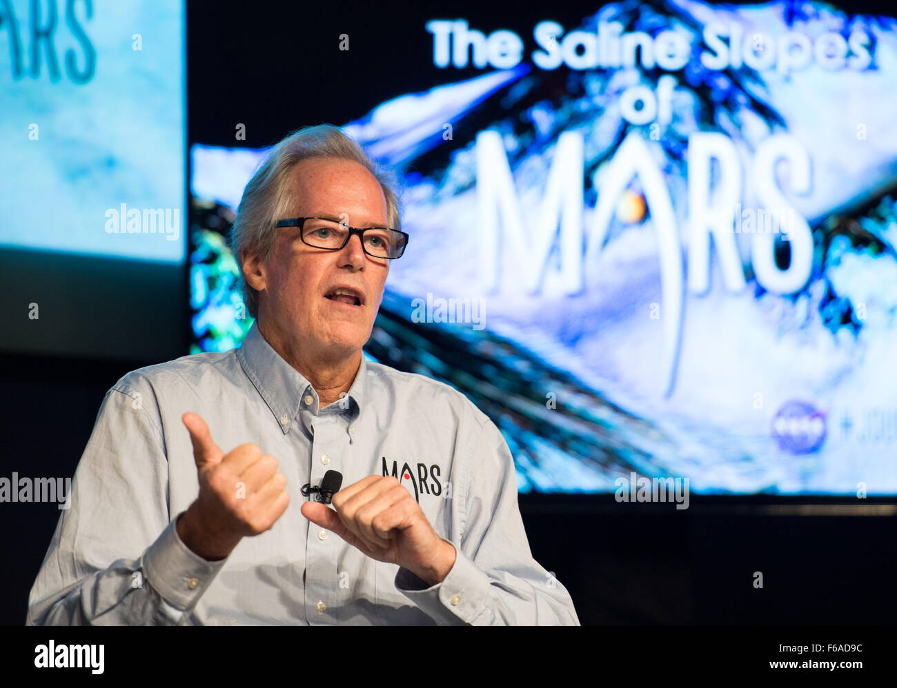 Michael Meyer, piombo scienziato, il programma di esplorazione di Marte della NASA,, parla ad una conferenza stampa per annunciare la presenza di acqua su Marte il lunedì, 28 settembre 2015 alle sedi della NASA a Washington, DC. I risultati vengono presentati in questa settimana alla European Planetary Science Congress in Francia e sono dettagliate in un documento di ricerca intitolata 'Spectral evidenza di sali idrati in salamoia stagionali flussi su Marte.' Photo credit: (NASA/Aubrey Gemignani) Foto Stock