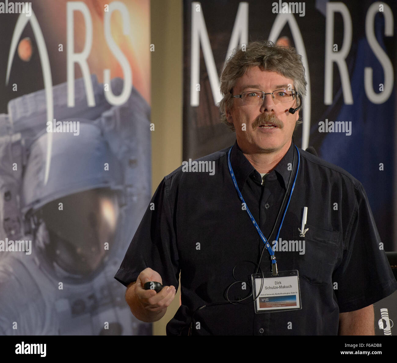 Dirk Schulze-Makuch interviene al First Mars Landing Site/Exploration zone Workshop presso il Lunar and Planetary Institute di Houston, Texas, discutendo i luoghi candidati per le missioni umane su Marte, il valore scientifico e la disponibilità di risorse per operazioni di superficie sicure. Foto Stock