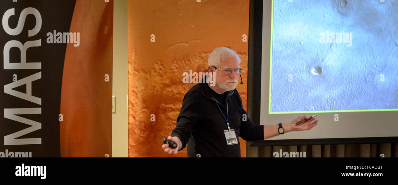 Jim Head della Brown University parla al First Landing Site/Exploration zone Workshop per le missioni umane su Marte al Lunar and Planetary Institute di Houston, Texas, il 29 ottobre 2015. Il workshop raccoglie proposte per località su Marte con valore della ricerca scientifica e risorse per sostenere l'atterraggio e le operazioni umane. Foto Stock