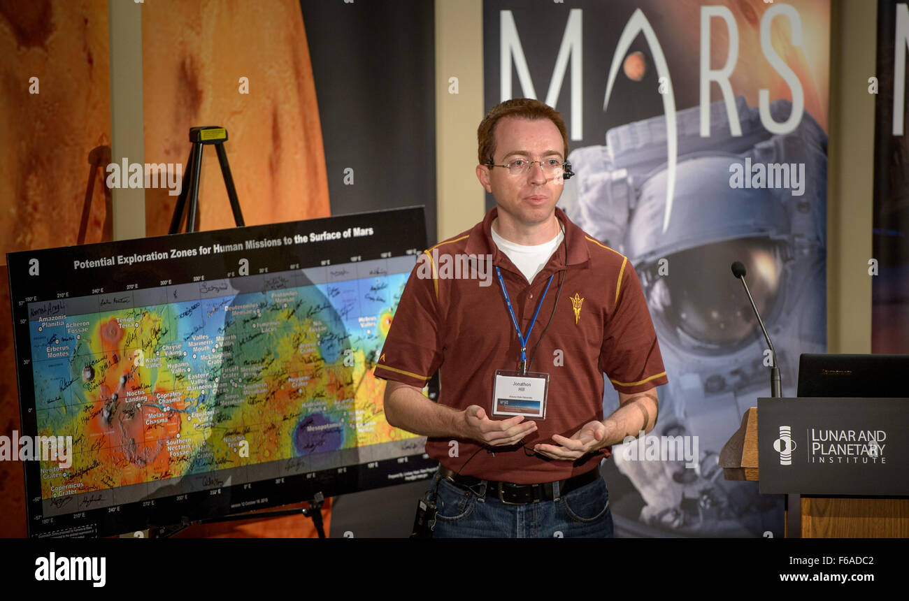 Jonathon Hill discute dei potenziali siti di atterraggio per le missioni umane su Marte durante il workshop First Landing Site/Exploration zone. L'evento al Lunar and Planetary Institute si concentra sull'identificazione di luoghi scientificamente preziosi su Marte per l'esplorazione futura. Foto Stock